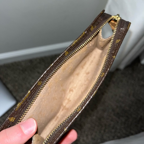 Louis Vuitton Cosmetic Bag - Picture 7 of 8